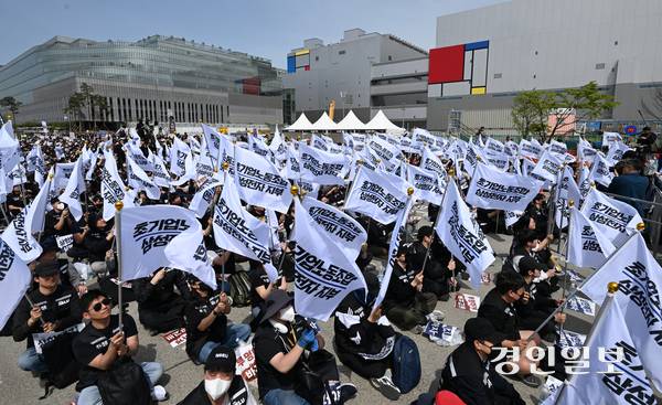 지난 23일 오후 평택시 삼성전자 평택캠퍼스 앞에서 열린 ‘4·23 투쟁 결의대회’에서 삼성전자 노동조합원들이 구호를 외치고 있다. 2026.4.23 /최은성기자 ces7198@kyeongin.com