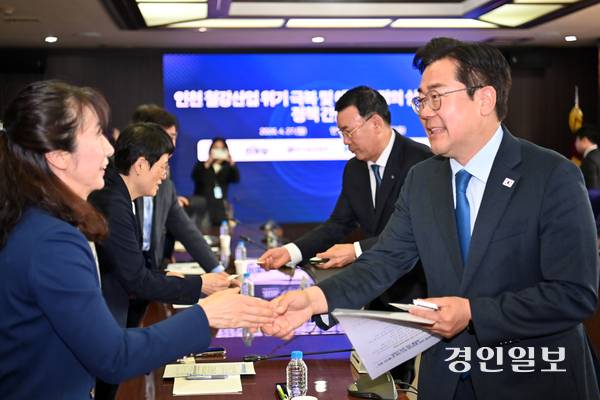 박찬대 더불어민주당 의원이 27일 인천상공회의소에서 열린 인천 철강산업 위기 및 에너지 정의 실현을 위한 정책 간담회에 앞서 철강업체 관계자들과 악수를 하고 있다. 2026.4.27 /김용국기자 yong@kyeongin.com