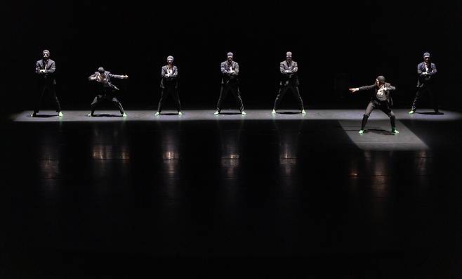 ▲ 지난 22일 인천문화예술회관에서 열린 '2026 커피콘서트' 4월 공연에서 앰비규어스댄스컴퍼니 무용수들이 정장 차림으로 군무를 펼치고 있다./제공=인천문화예술회관&nbsp;