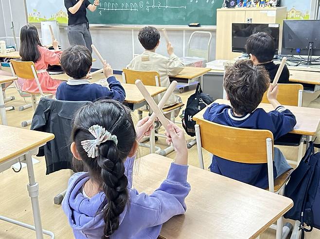 ▲ 유현초 학생들이 맞춤형 창의음악 활동을 하고 있다. /사진제공=유현초등학교