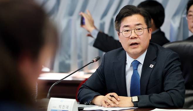 ▲&nbsp;27일 인천 남동구 인천상공회의소에서 열린 '인천 철강산업 위기 극복 및 에너지 정의 실현을 위한 정책 간담회'에 참석한 더불어민주당 인천시장 후보 박찬대 국회의원이 인사말을 하고 있다. /이재민 기자 leejm@incheonilbo.com