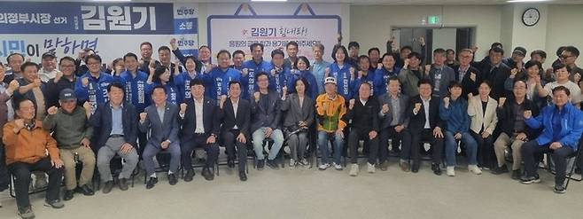 26일 더불어민주당 의정부시장 단일후보로 확정된 김원기 예비후보가 박지혜 국회의원, 지지자들과 선거승리를 다짐하며 기념촬영하고 있다. 사진=캠프제공