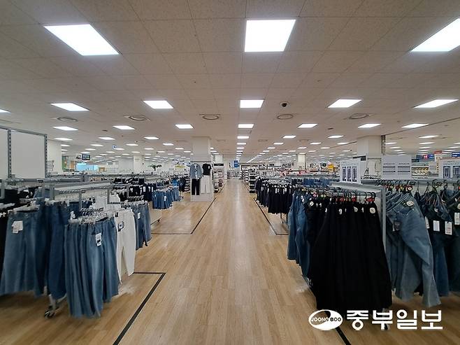 지난 24일 찾은 홈플러스 인천 숭의점 2층 비식품 매장은 손님과 직원이 없이 적막한 모습이었다. 숭의점은 올해 하반기 중 폐점을 앞두고 있다. 심형식 기자