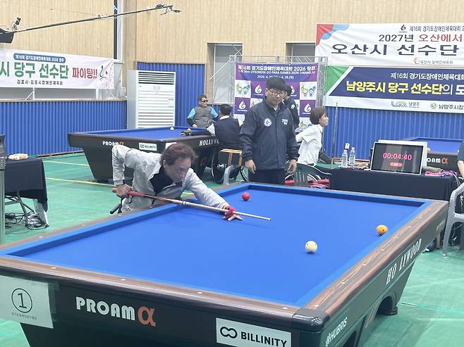 27일 광주시 오포 스포츠파크 다목적체육관에서 열린 제16회 경기도장애인체육대회 2026 광주 당구 남자일반부 BIW 1C(휠체어 당구 1쿠션) 경기에서 이영호(성남시장애인당구협회)가 스트로크를 하고 있다.