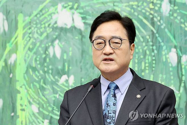 우원식 국회의장이 27일 국회 접견실에서 기자회견을 열고 다음 달 7일 국회 본회의 상정을 앞둔 헌법 개정안에 관해 설명하고 있다.