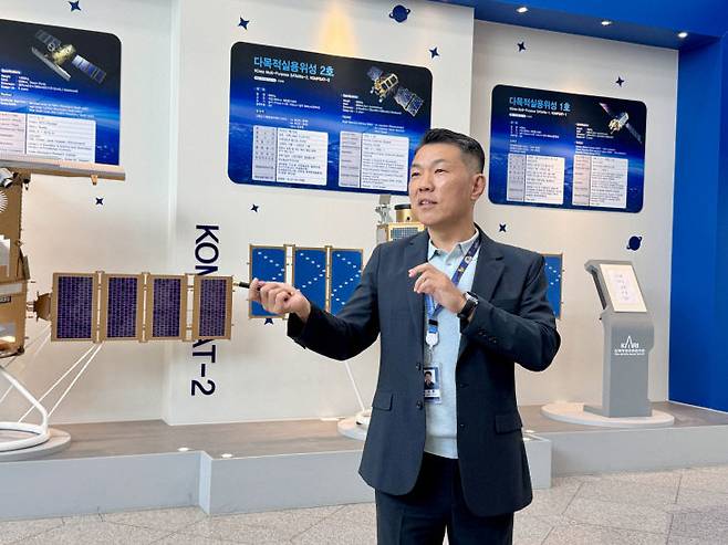 이상훈 항우연 위성우주탐사연구소/위성우주탐사시험센터장이 27일 오전 기자들에게 항우연이 개발한 위성에 대해 설명하고 있다. (사진=임효인 기자)