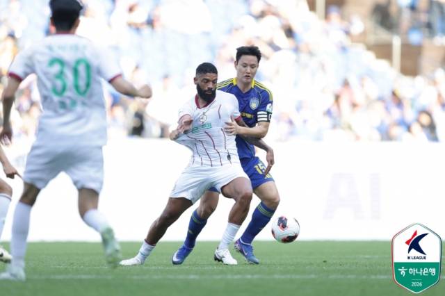대전하나시티즌 디오고가 26일 울산문수월드컵경기장에서 열린 '하나은행 K리그1 2026' 10라운드 경기에서 울산 HD FC 정승현과 경합하고 있다. 한국프로축구연맹 제공