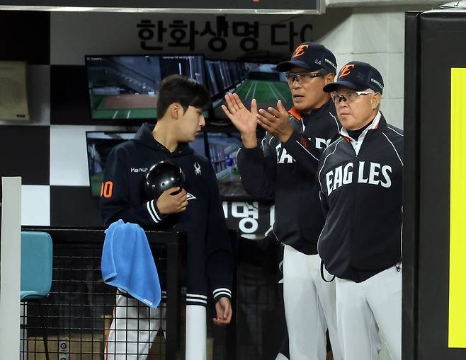 지난 16일 대전 한화생명 볼파크에서 열린 2026 신한 SOL 뱅크 KBO리그 삼성 라이온즈와 한화 이글스의 경기. 한화 김경문 감독(오른쪽)이 굳은 얼굴로 경기를 지켜보고 있다. 2026.4.16 사진=연합뉴스.