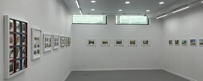 어반스케치 ‘다시 피어난 학교’ 전시가 진행 중인 남평 갤러리 전경.