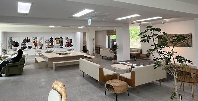 상설전이 진행 중인 남평507내 카페 공간.