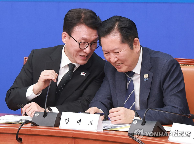 정청래 더불어민주당 대표와 김민석 국무총리가 지난달 열린 고위당정협의회에서 대화하고 있다./사진=연합뉴스