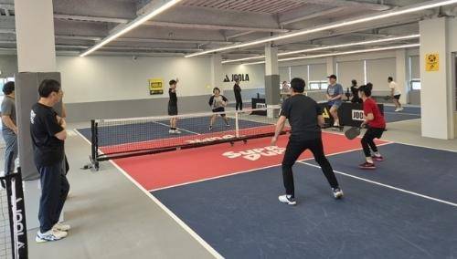 ◇춘천에서 최초로 피클볼클럽을 결성한 P17 회원들이 월례 대회를 진행하는 모습. 랠리가 오갈 때마다 타격음이 ‘팡’ ‘팡’ 울려퍼졌다. 사진=고은기자