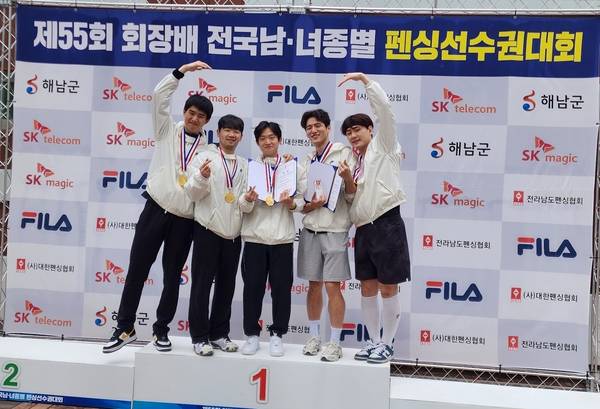 경남체육회 펜싱팀이 남자 에뻬 단체전에서 우승한 뒤 기념 촬영을 하고 있다. /경남체육회