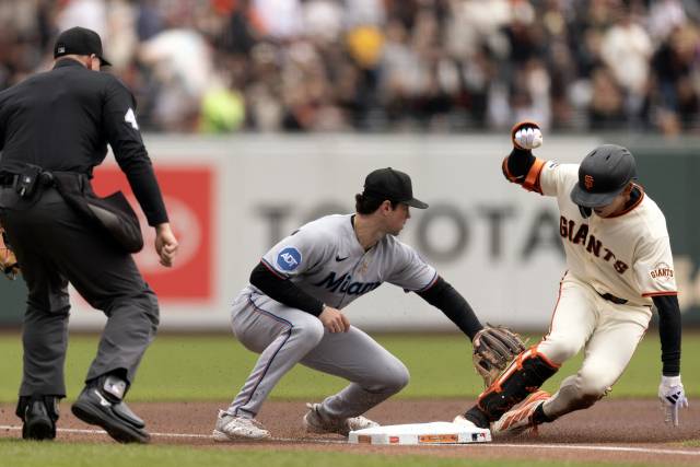 샌프란시스코 자이언츠의 이정후가 27일 미국 캘리포니아주 샌프란스코의 오라클 파크에서 열린 2026 MLB 마이애매 말린스와의 경기 1회 도중 안타를 때린 뒤 3루까지 달려 세이프되고 있다. 연합뉴스