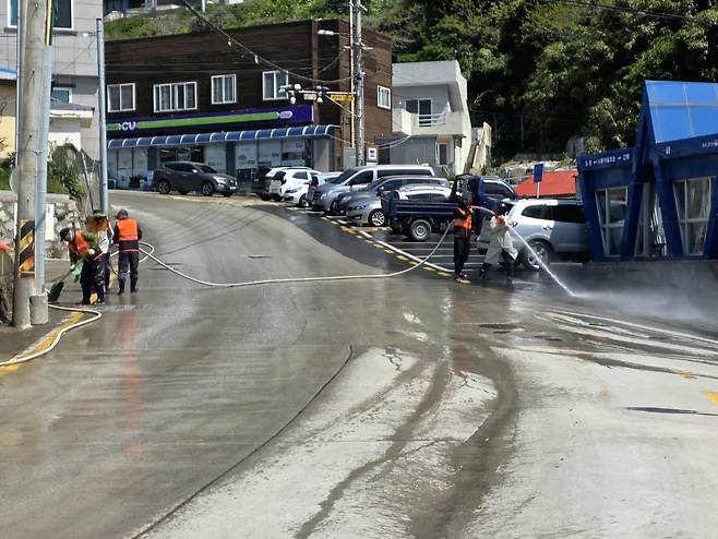 지난 주말, 울릉 사동 의용소방대원들이 본격적인 관광 철을 맞아 청정 섬 이미지 제고를 위해 도로 살수 작업을 펼치고 있다. /사동 의용소방대 제공