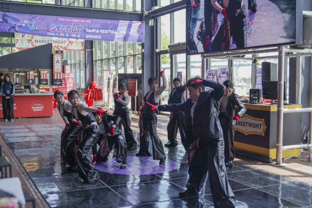 지난 25일 부산 수영구 밀락더마켓에서 열린 '2026부산스텝업댄스페스티벌' 첫날 예선전 현장. 청년문화진흥협회 제공