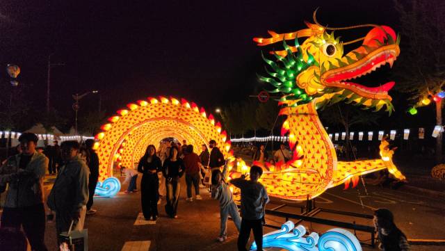 사천와룡문화제 행사장에 설치된 대형 용 조형물 모습. 올해 와룡문화제에는 역대 최다 관람객인 25만 명이 다녀간 것으로 집계됐다. 사천시 제공