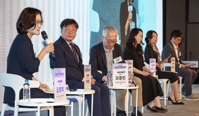 2026 부산인구미래포럼이 27일 부산 해운대구 웨스틴조선에서 열렸다. 세션1 토론자들이 토론을 하고 있다. 김종진 기자 kj1761@