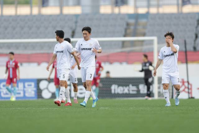 김해FC 이슬찬이 지난 26일 열린 용인FC와의 경기서 땀을 닦고 있는 모습./한국프로축구연맹/