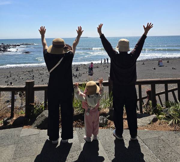 제주관광공사의 지원으로 제주 여행 중인 이용숙씨 가족.(사진=제주관광공사)