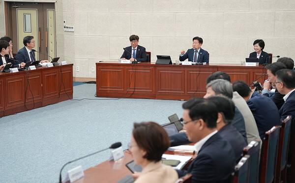 27일 열린 제주도 주간정책조정회의에서 발언하고 있는 오영훈 지사.