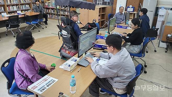 고유가 피해지원금 1차 신청이 시작된 27일 오전 광주 북구 오치2동 행정복지센터에 접수자들이 대기하고 있다.