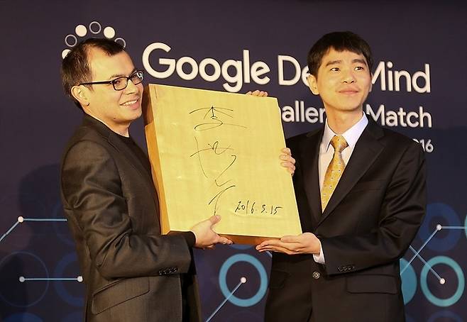2016년 한국 사회에 인공지능(AI) '알파고 충격'을 안겼던 데미스 하사비스 구글 딥마인드 CEO(왼쪽)가 10년 만에 다시 한국을 찾는다. 이재명 대통령은 27일 하사비스 CEO를 직접 접견하고 AI 협력 방안을 논의하기로 했다. /사진=구글