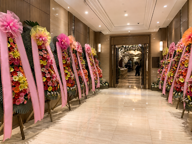결혼식장 입구에 축하 화환이 놓여 있다.(사진=챗GPT AI 생성)
