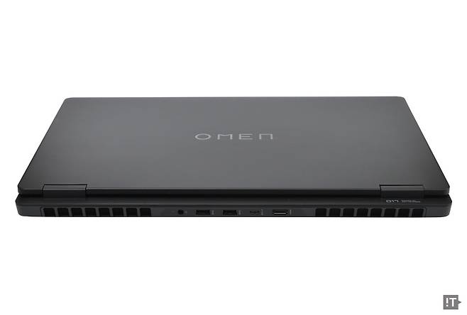 HP 오멘 17 후면 포트 구성 모습 / 권용만 기자