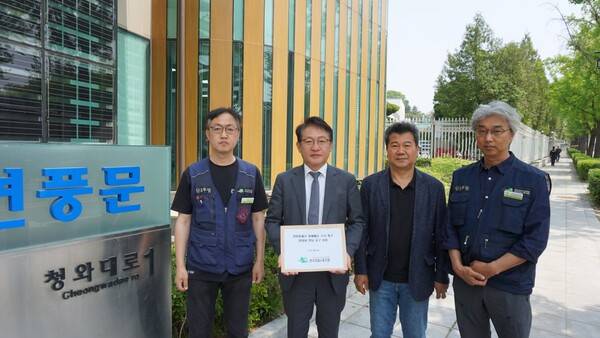 고 양회동 열사의 형 양회선 씨(오른쪽 두 번째)와 강한수 양회동 열사 정신계승 사업회 회장(맨 왼쪽), 장형창 건설노조 조직쟁의실장(맨 오른쪽), 김준태 건설노조 교육선전국장 등은 27일 고 양회동 열사의 명예를 훼손한 '폐쇄회로(CC)TV 유출 사건' 수사를 촉구하는 요구안을 청와대에 전달했다. 청와대 측에선 배진교 국민경청비서관(왼쪽 두 번째)이 나와 문서를 접수했다. 2026.4.27. 건설노조 제공