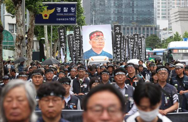 지난달 21일 서울 서대문구 경찰청 앞에서 진행된 건설노동자 고 양회동 씨의 노제를 마친 참가자들이 세종대로 방면으로 행진하고 있다. 2023.6.21. 연합뉴스