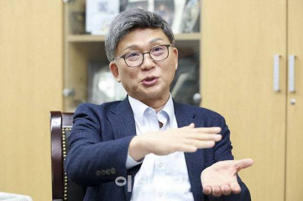 오문성 경희대 경영대학원 세무관리학과 객원교수 / 강남대 세무전문대학원 특임교수 / 법무법인 SL파트너스 고문. △1960년 부산 출생 △서강대 경영학 학사 △서울대 대학원 경영학(회계학) 석사 △고려대 대학원 법학(조세법) 박사 및 경영학(회계학) 박사 △성균관대 국정전문대학원 행정학 박사과정 수료 △가톨릭대 상담심리대학원 심리학 석사 △서강대 정보통신대학원 공학석사(블록체인전공) △공인회계사, 세무사, 증권분석사 △한국조세정책학회 회장 △한국납세자연합회 명예회장 △조세심판원 비상임심판관 △기획재정부 세제발전심의위원 △해양수산과학기술진흥원 비상임이사 △한국자산관리공사 기업회생지원위원회 위원장 △한국회계학회·삼일회계법인 저명교수 △전 국세청 국세정보공개심의위원회 위원장 △전 국세청 국세행정개혁위원회 본위원 △전 국세청 국세심사위원 △전 한국도로공사 비상임이사 △전 국회미래연구원 이사 △전 한양여대 세무회계학과 교수△블록체인 유튜브 오문성의 Pick Show 운영 중. (사진=이영훈 기자)