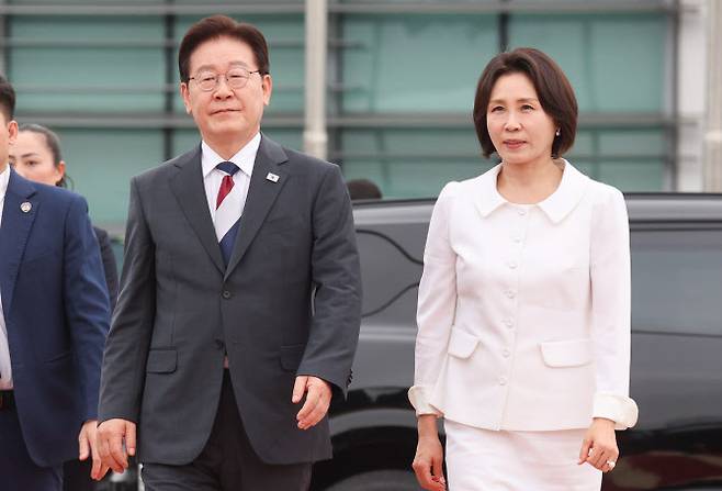 인도·베트남 국빈 방문 일정을 마치고 귀국하는 이재명 대통령과 김혜경 여사가 24일(현지시간) 베트남 하노이 노이바이 국제공항에서 공군 1호기로 이동하고 있다. [연합뉴스 제공]