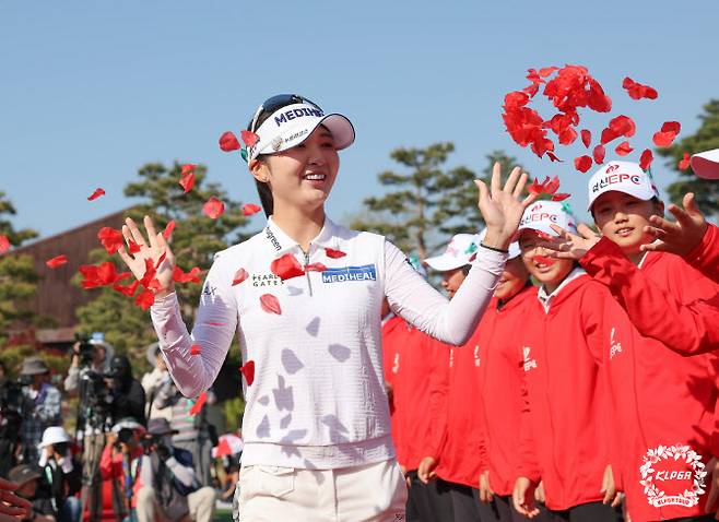이예원이 26일 충북 충주시의 킹스데일 골프클럽에서 열린 KLPGA 투어 덕신EPC 챔피언십에서 우승한 뒤 꽃잎 세례를 받으며 시상식에 입장하고 있다.(사진=KLPGT 제공)