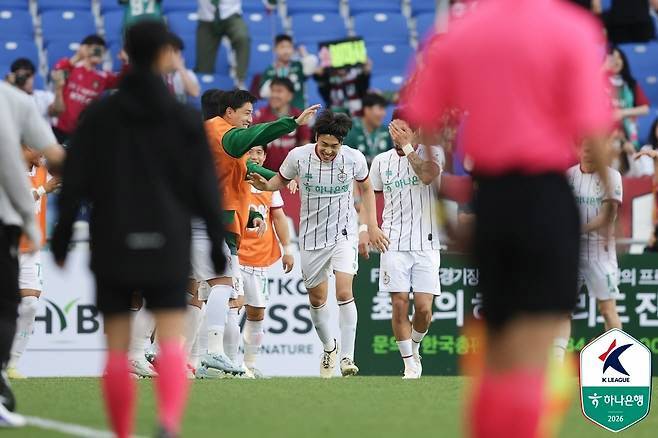 득점을 축하받는 대전의 마사.(사진=한국프로축구연맹/연합뉴스)