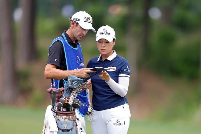 캐디와 윤이나.(사진=AFPBBNews)
