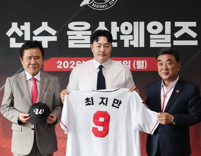 미국 프로야구 메이저리그(MLB)에서 뛰었던 최지만이 27일 문수야구장에서 열린 울산 웨일즈 입단식에 참석해 유니폼을 건네받고 김두겸 울산시장(오른쪽), 구단주인 김철욱 울산시체육회장(왼쪽)과 기념 촬영하고 있다.(사진=연합뉴스)