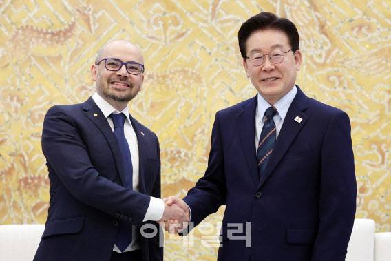 이재명 대통령이 27일 청와대에서 데미스 하사비스 구글 딥마인드 공동창업자 겸 대표와 악수하고 있다. (사진=연합뉴스)