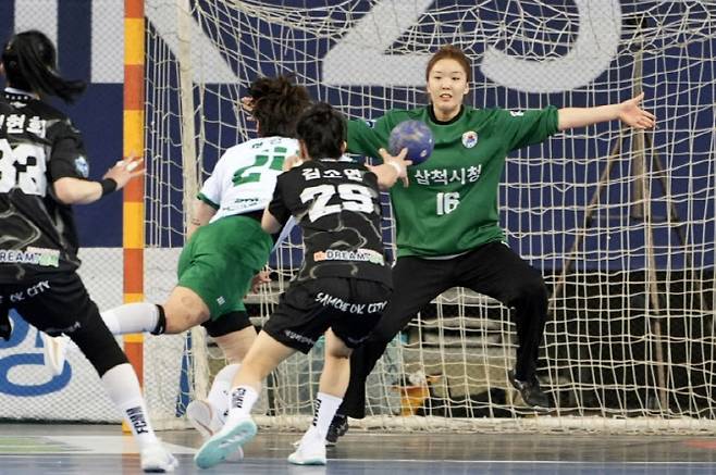 삼척시청 박새영 골키퍼가 부산시설공단의 슈팅을 막아내고 있다. 사진=한국핸드볼연맹