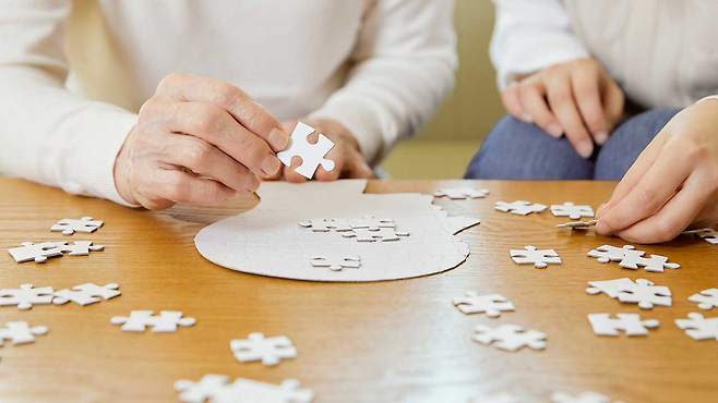 중년기 두뇌 자극 활동은 치매를 최대 45%까지 예방할 수 있다고 한다｜출처: 클립아트코리아