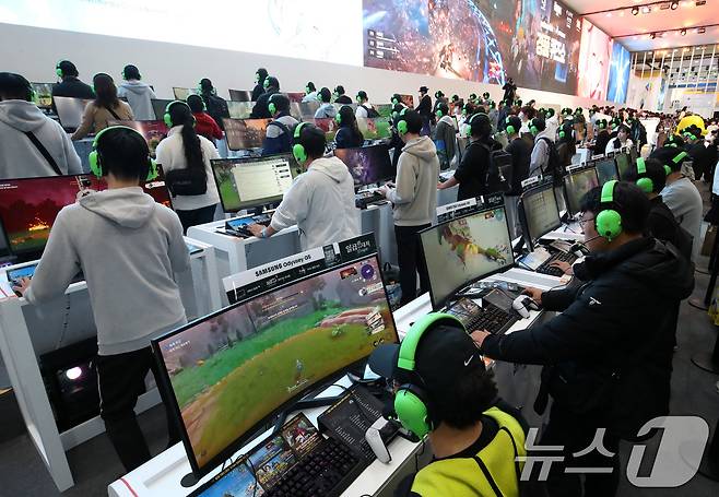 13일 부산 해운대구 벡스코 제1전시장에서 열린 국내 최대 게임전시회 '지스타 2025'에서 관람객들이 신작 게임을 즐기고 있다. 2025.11.13 ⓒ 뉴스1 윤일지 기자