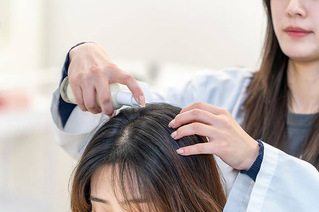 한국콜마 헤어연구팀 연구원이 스칼프 선에센스 테스트를 진행하고 있다.(한국콜마 제공)