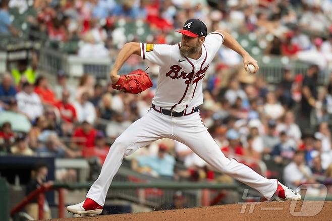 애틀랜타 브레이브스 투수 크리스 세일이 27일(한국시간) 열린 2026 메이저리그 필라델피아 필리스전에서 시즌 5승이자 통산 150승을 기록했다. ⓒ AFP=뉴스1