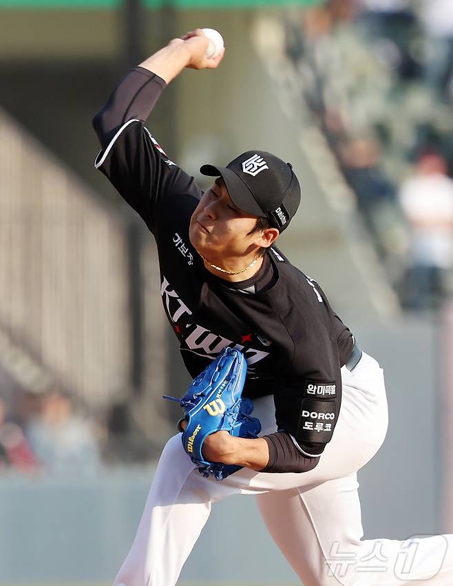 선두 KT 위즈의 뒷문을 지키는 박영현. ⓒ 뉴스1 김진환 기자