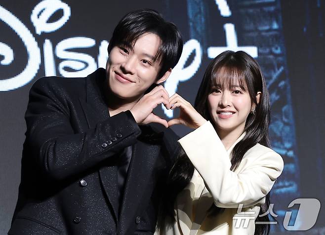 배우 김성철과 박보영(오른쪽)이 27일 오전 서울 영등포구 콘래드 서울 호텔에서 디즈니+ 오리지널 시리즈 ‘골드랜드’(극본 황조윤/연출 김성훈) 제작발표회에서 포즈를 취하고 있다. ‘골드랜드’는 밀수 조직의 1500억 금괴를 손에 넣은 희주(박보영 분)가 탐욕과 배신이 뒤엉킨 아수라장 속에서 금을 독차지하기 위해 사투를 벌이는 생존 스릴러다. 2026.4.27 ⓒ 뉴스1 권현진 기자