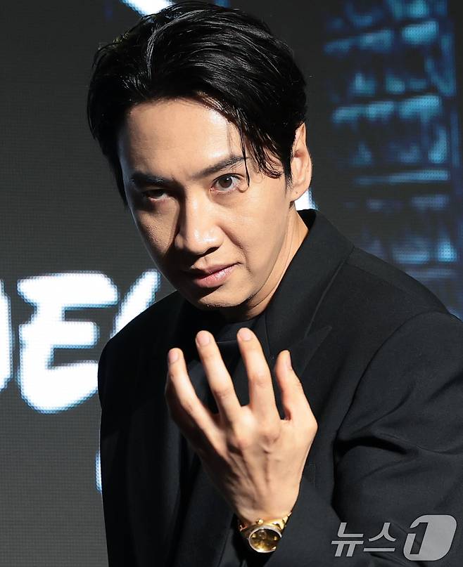 배우 이광수가 27일 오전 서울 영등포구 콘래드 서울 호텔에서 디즈니+ 오리지널 시리즈 ‘골드랜드’(극본 황조윤/연출 김성훈) 제작발표회에서 포즈를 취하고 있다. ‘골드랜드’는 밀수 조직의 1500억 금괴를 손에 넣은 희주(박보영 분)가 탐욕과 배신이 뒤엉킨 아수라장 속에서 금을 독차지하기 위해 사투를 벌이는 생존 스릴러다. 2026.4.27 ⓒ 뉴스1 권현진 기자