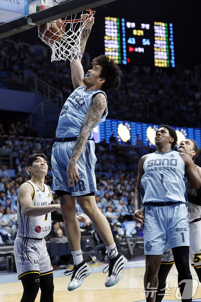27일 오후 경기도 고양시 일산서구 중앙로 고양소노아레나에서 열린 2025-26 프로농구 4강 플레이오프 3차전 고양 소노 스카이거너스와 창원 LG 세이커스의 경기에서 소노 케빈 켐바오가 덩크슛을 꽂아 넣고 있다. 2026.4.27 ⓒ 뉴스1 박정호 기자