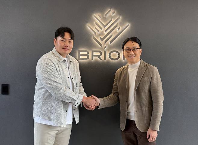 KBO리그 입성을 노리는 최지만(왼쪽)은 지난 2월 브리온 컴퍼니와 매니지먼트 계약을 맺고 활로를 찾기 시작했다. 불과 2개월 만에 KBO 규정을 활용해 퓨처스리그 팀인 울산 웨일즈에 입단한다. 오른쪽은 브리온컴퍼니 임우택 대표. 사진 | 브리온컴퍼니