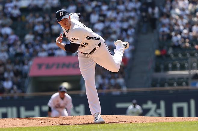 두산 벤자민이 26일 잠실구장에서 열린 2026 KBO리그 정규시즌 LG와 경기에 선발 등판해 힘차게 공을 뿌리고 있다. 사진 | 두산 베어스