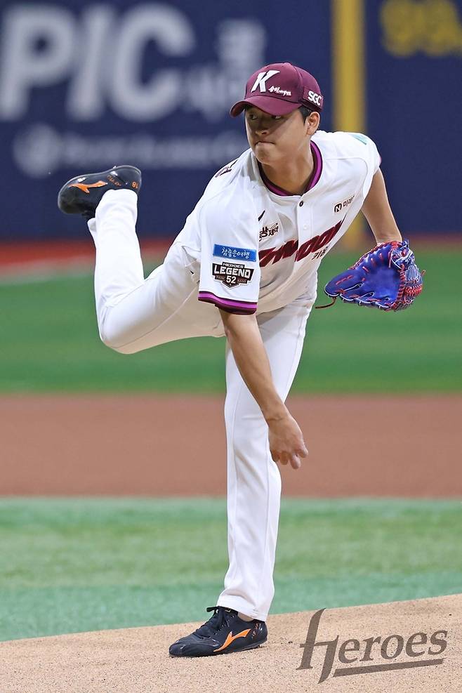 키움 박준현이 26일 서울 고척스카이돔에서 열린 2026 KBO리그 삼성전에서 힘차게 공을 던지고 있다. 사진 | 키움 히어로즈